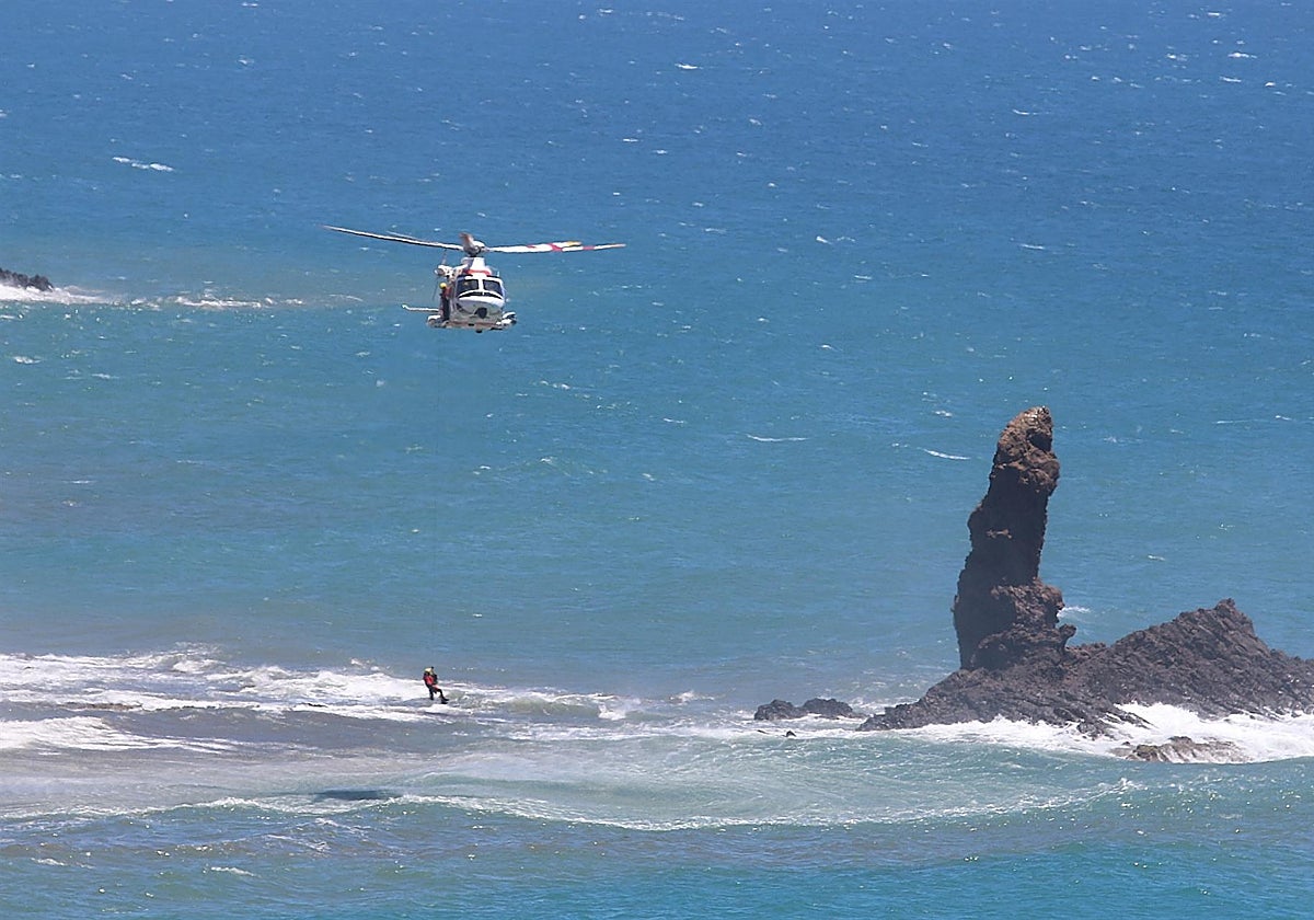 Imagen de un helicóptero de Salvamento Marítimo efectúa un rescate en aguas de Cabo de Gata