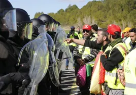 Fotos: los antidisturbios de la Guardia Civil disipan los cortes de tráfico en la A-45