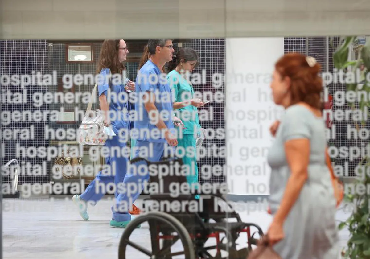 Profesionales sanitarios en el hospital Reina Sofía de Córdoba