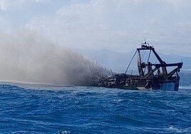 Rescatan a los cinco tripulantes de un pesquero incendiado en Castellón