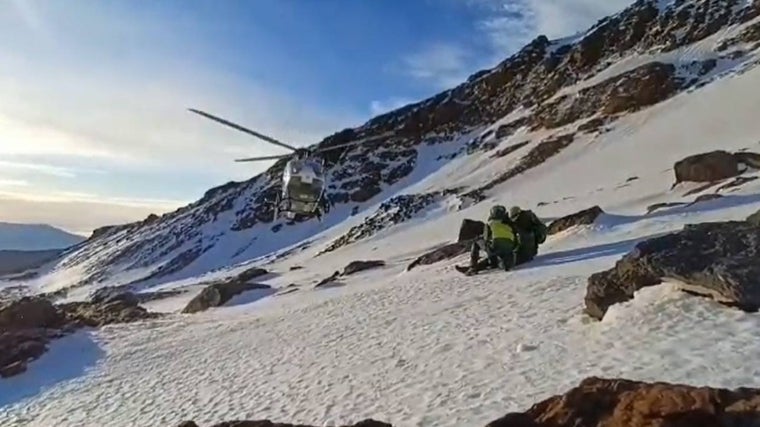 El helicóptero llegando a la zona donde estaban los heridos, en la falda del Mulhacén