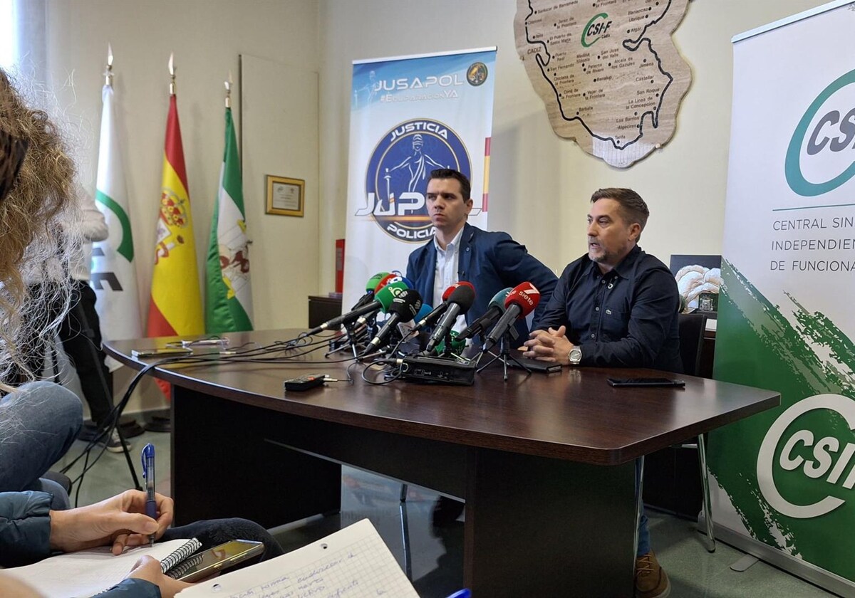 El responsable nacional de CSIF de Vigilancia Aduanera, Fran García, y el secretario general de Jupol, Aaron Rivero, en rueda de prensa