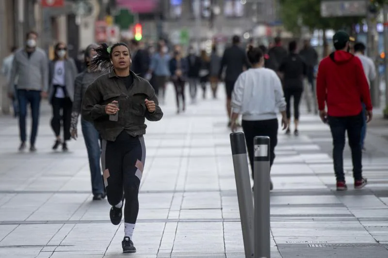 Una persona corre por las calles de la capital