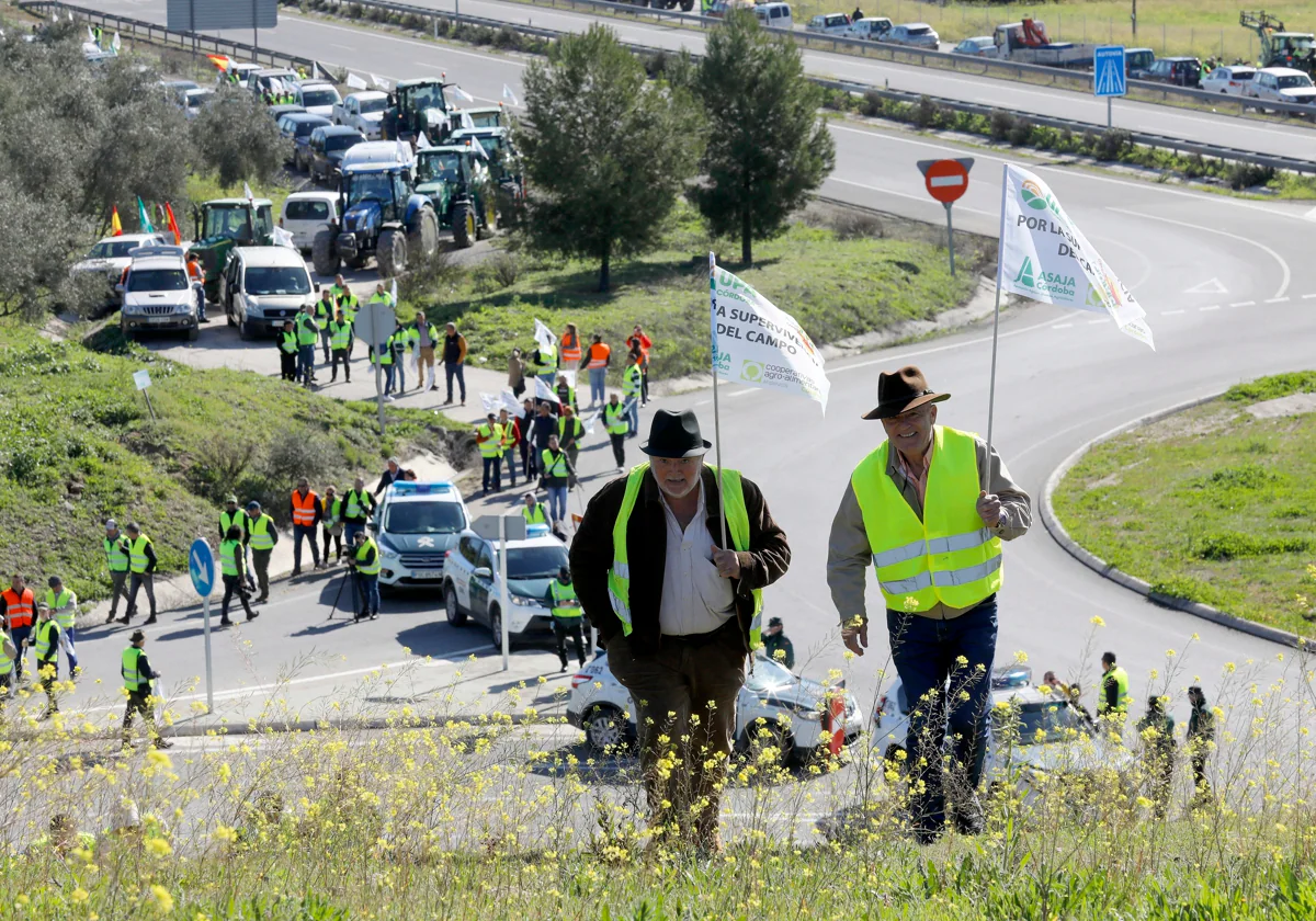 Intensa jornada de protesta de los agricultores en Lucena