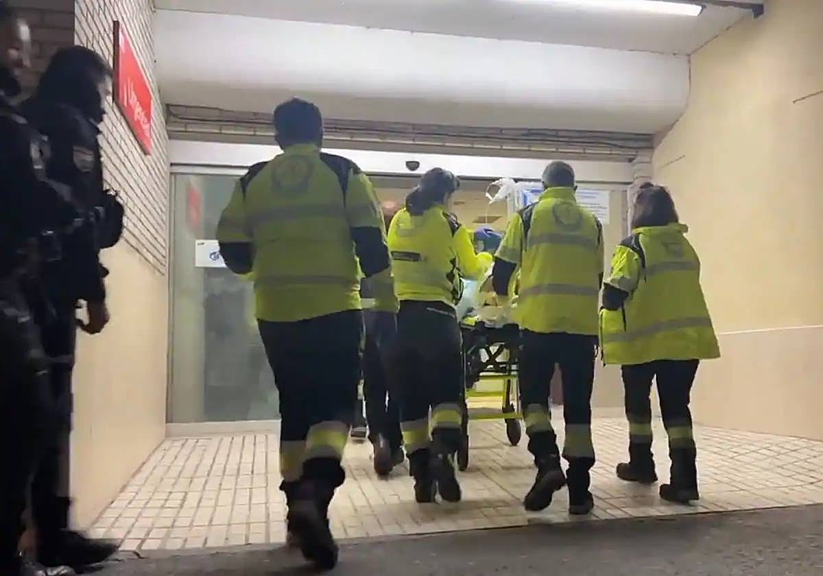 El Samur traslada al hospital a uno de los heridos en los últimos días por bandas latinas