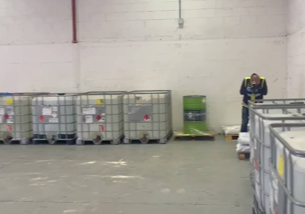 Parte de los enormes bidones de productos químicos incautados en el laboratorio de Alcalá de Henares