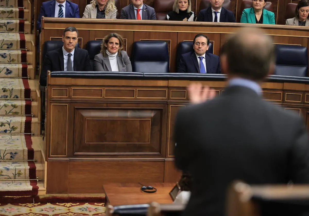 Alberto Núñez Feijóo interpela a Pedro Sánchez durante la sesión de control de este miércoles