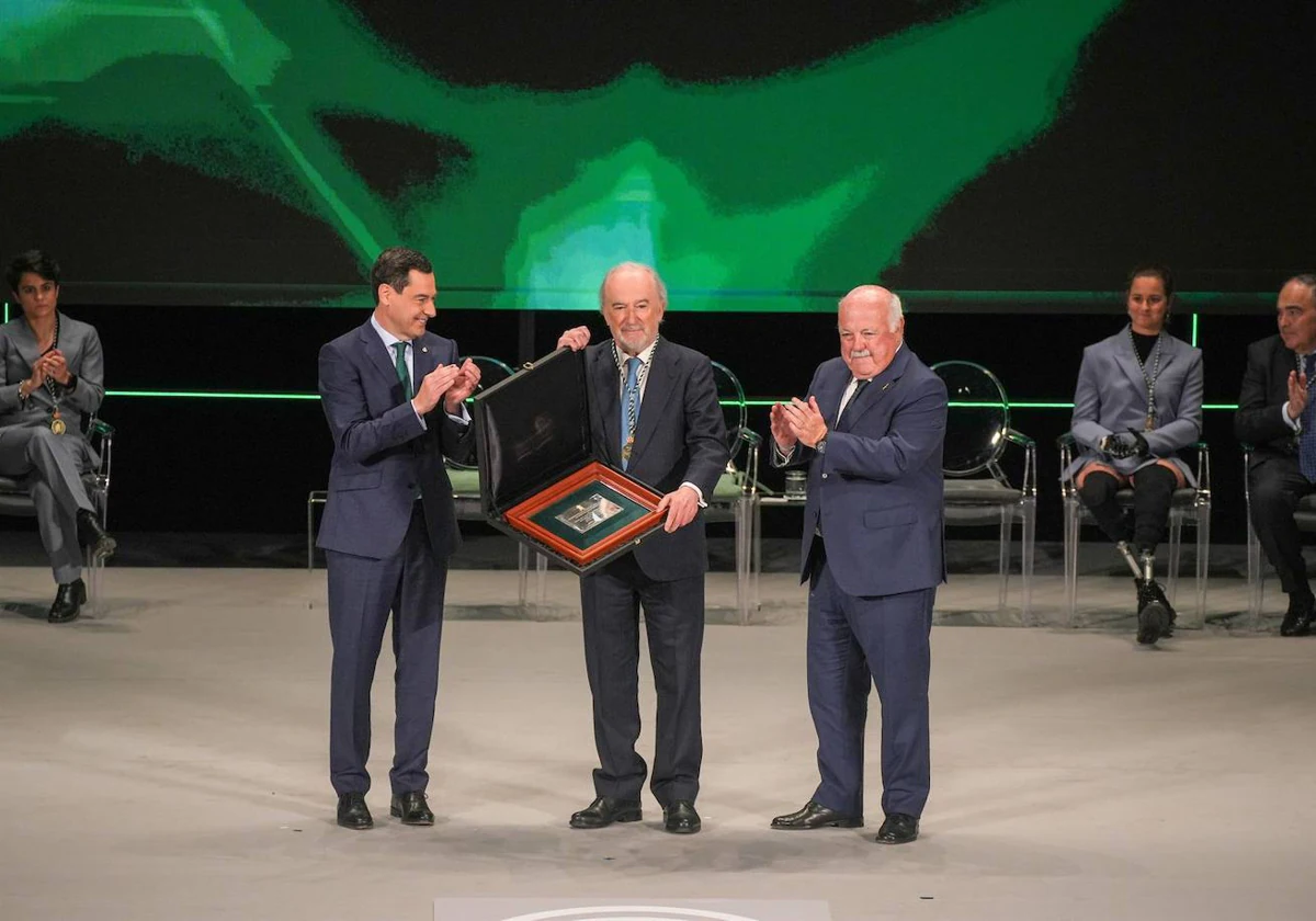 El director de la RAE, Santiago Muñoz Machado, junto el presidente de la Junta y el presidente del Parlamento