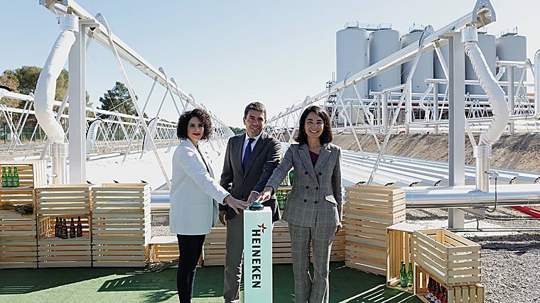 Imagen de la alcaldesa de Quart de Poblet, Cristina Mora, el presidente de la Generalitat Valenciana, Carlos Mazón y la directora de Asuntos Corporativos de Heineken España, Carmen Ponce, este miércoles, durante la inaguración de la planta termosolar