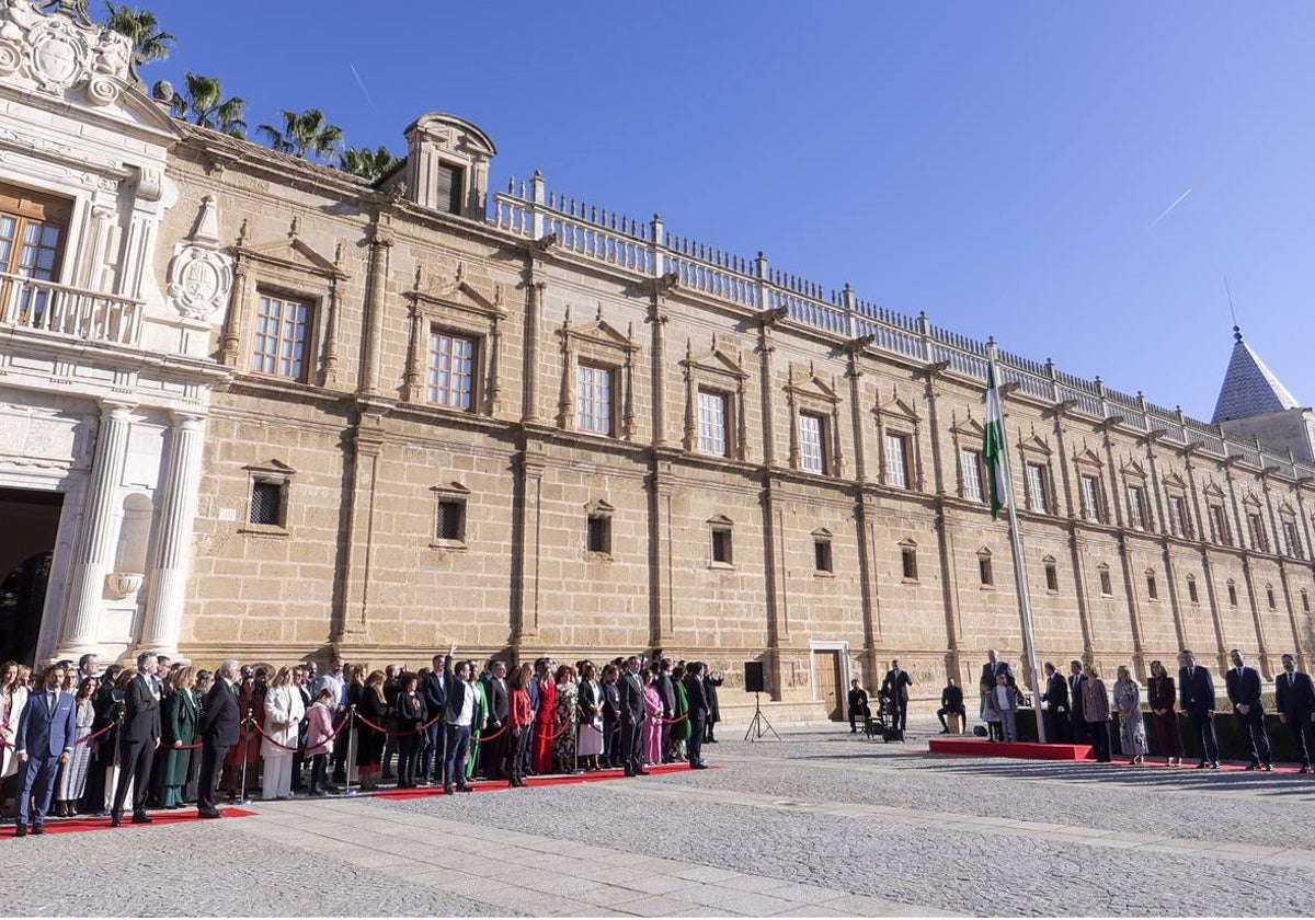 Izado de la bandera en el Parlamento de Andalucía