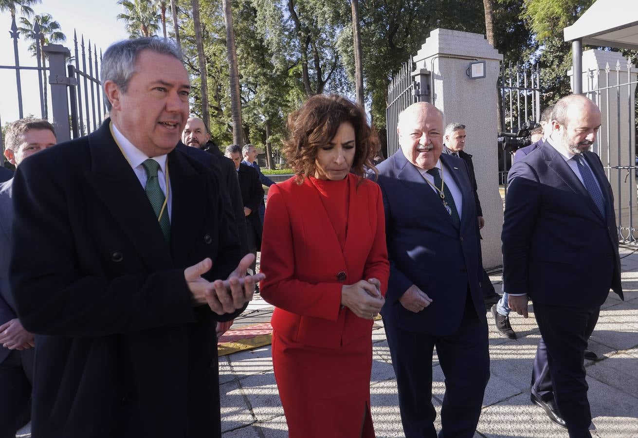 Izado de la bandera en el Parlamento de Andalucía