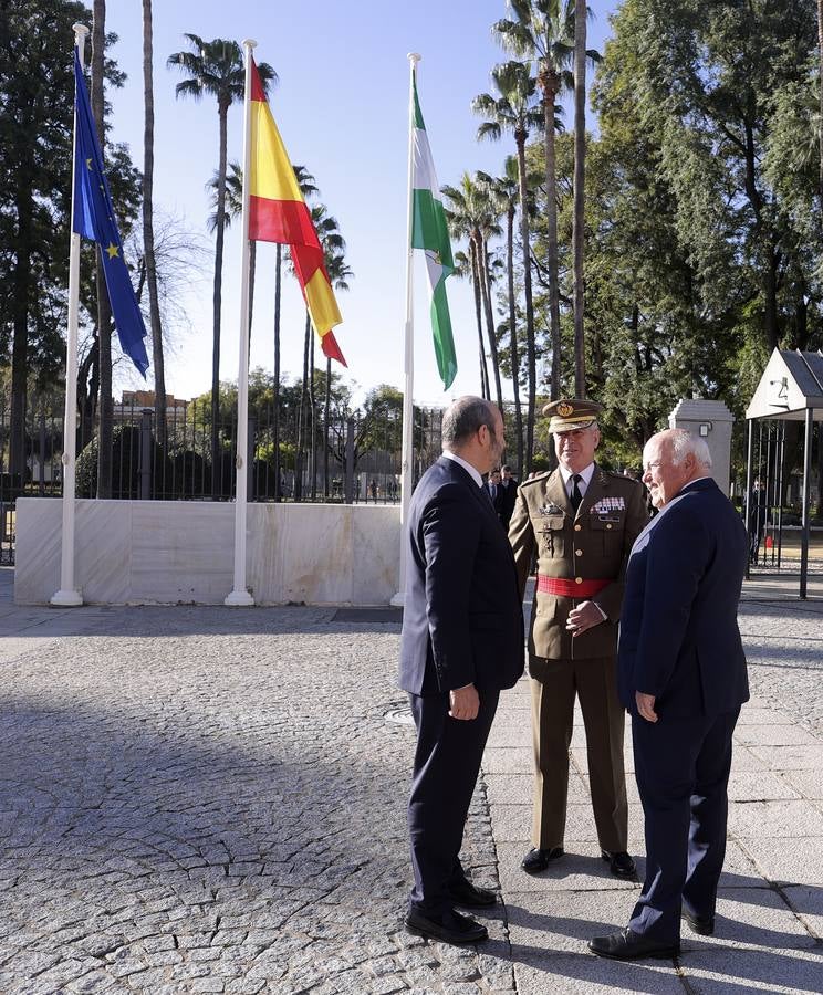 Izado de la bandera en el Parlamento de Andalucía