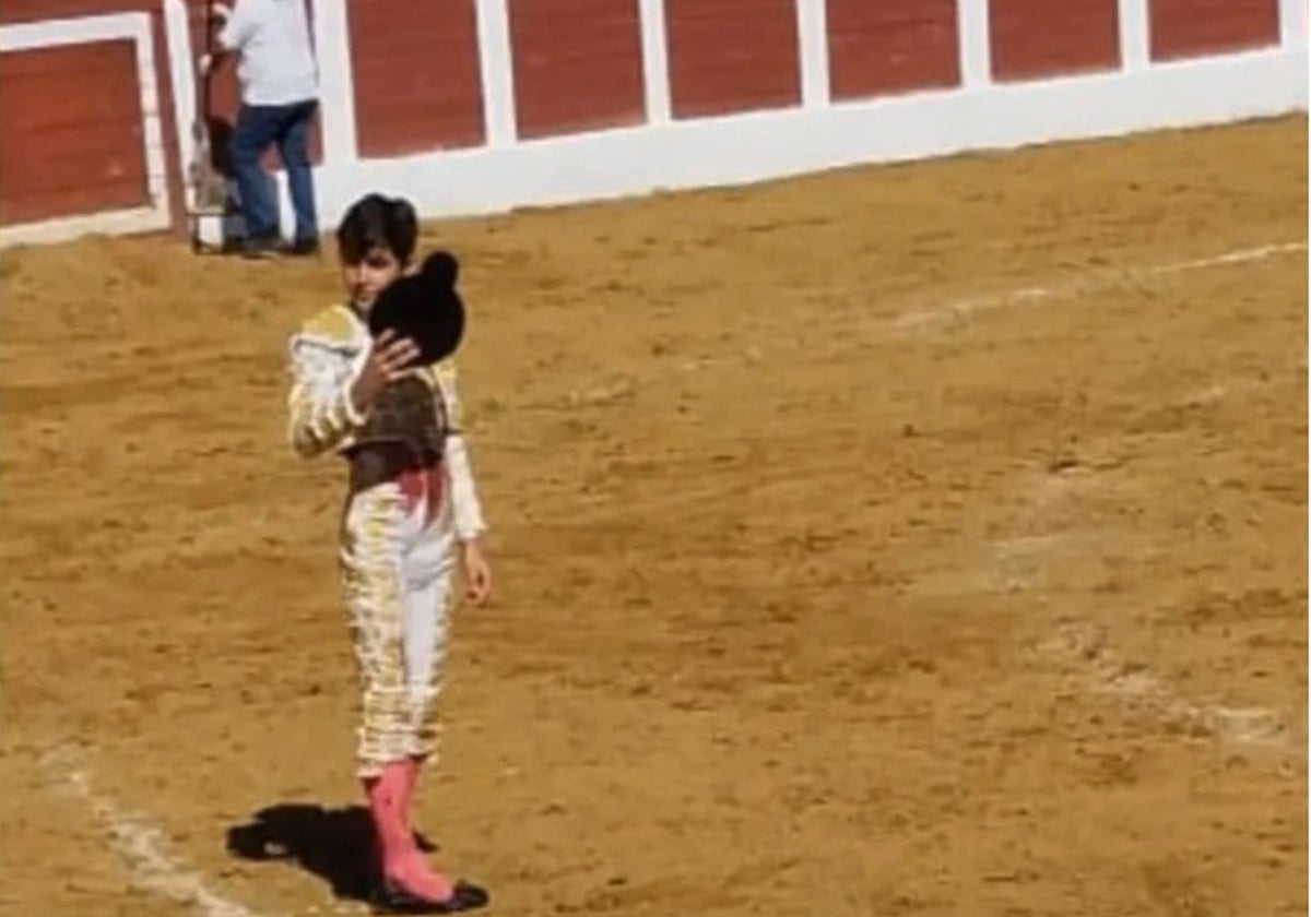 Manuel Román saluda en los medios tras el segundo novillo de su lote en Andújar