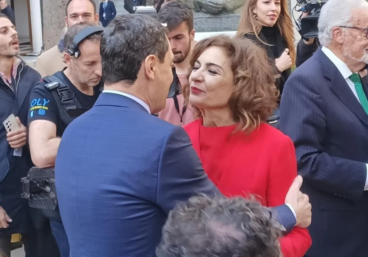 Saludo de Juanma Moreno a María Jesús Montero en el Parlamento de Andalucía