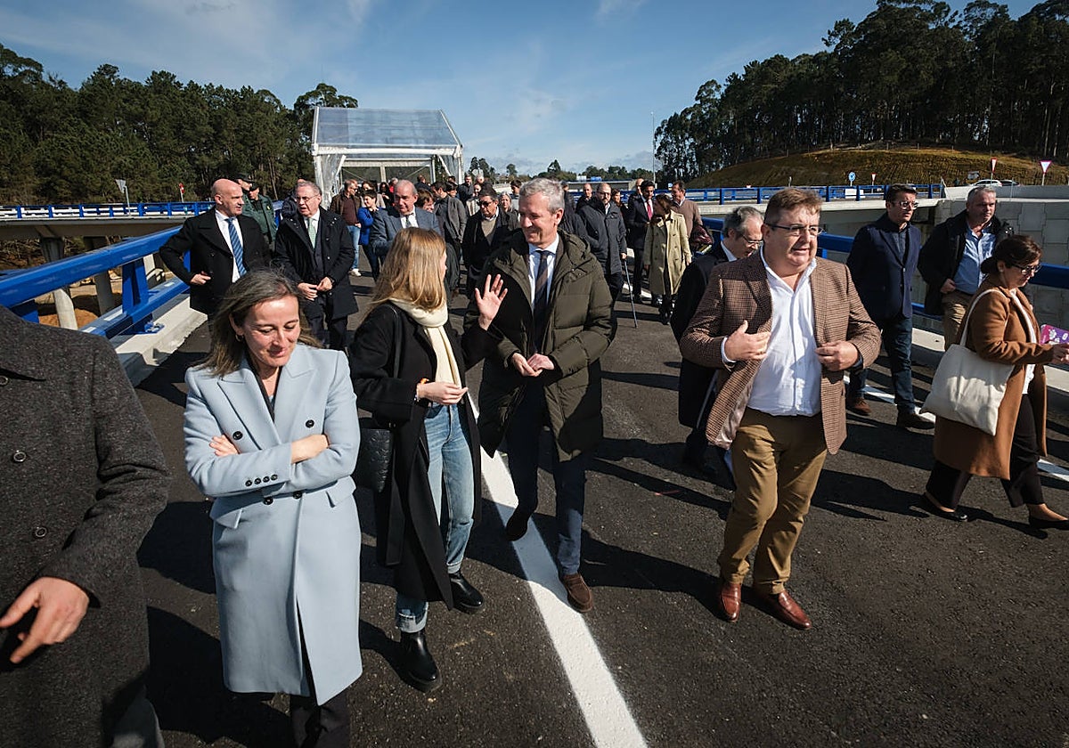 Alfonso Rueda, acompañado por Ethel Vázquez, ayer en Tui (Pontevedra)