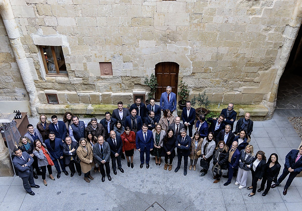 Foto de familia tras la Asamblea de la Asociación de Hoteles de Castilla y León junto a Mañueco