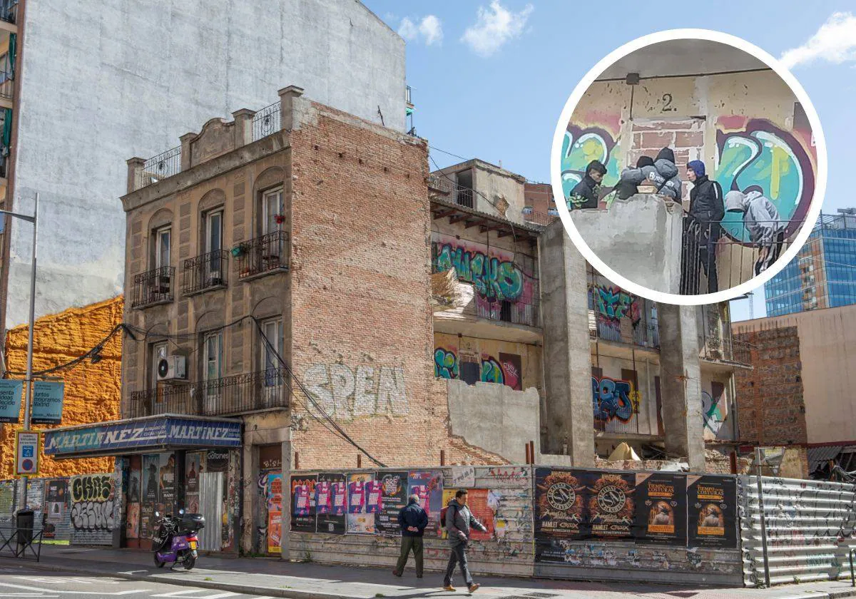 El edificio de Bravo Murillo, este lunes; en el círculo, un grupo de jóvenes expulsados del mismo