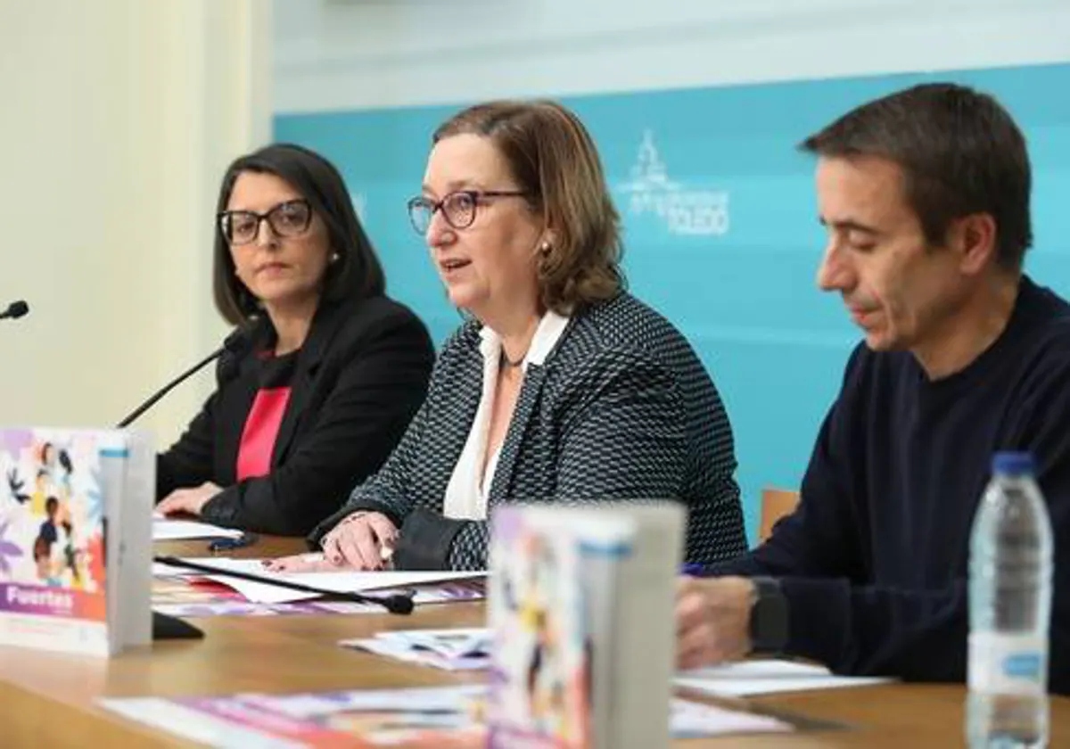 Pilar Martín, Concepción Cedillo y Juan José Gómez durante la presentación del programa