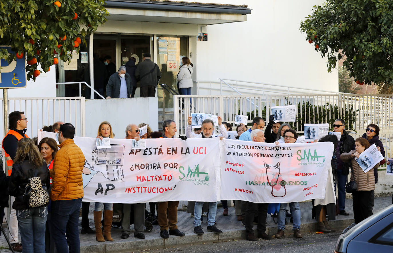 Fotos: Médicos de Córdoba se concentran para exigir mejoras en Atención Primaria