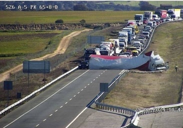 Cortada la A-5 en sentido Extremadura por el accidente de un camión en Santa Cruz del Retamar