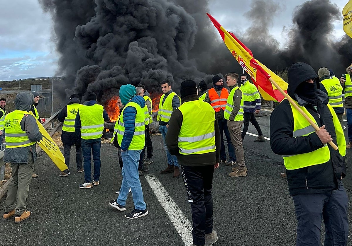 Protesta de ganaderos que ha saltado de Castilla y León a Cantabria