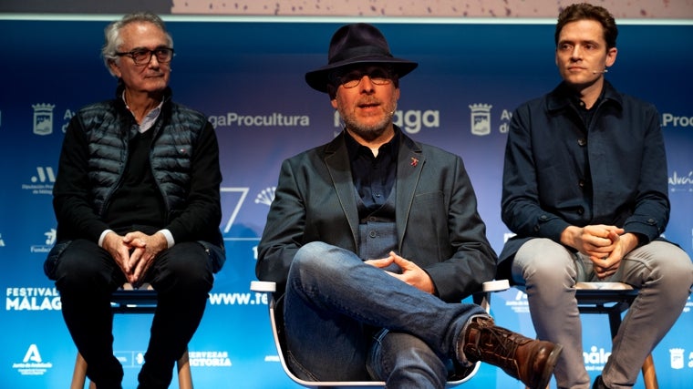 El director de la película, Salvador Simó (en el centro), junto al productor ejecutivo, Larry Levene (izda.), y el autor de la banda sonora, Arturo Cardelús (dcha.)