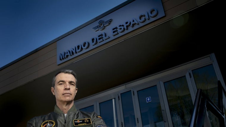 El general Crespo en la sede del Mando del Espacio, en la base aérea de Torrejón de Ardoz