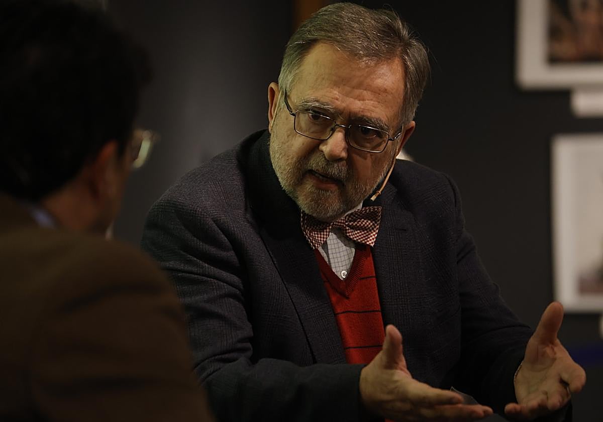 José Calvo Poyato, con el director de ABC Córdoba, durante la charla-coloquio de Opinión Abierta