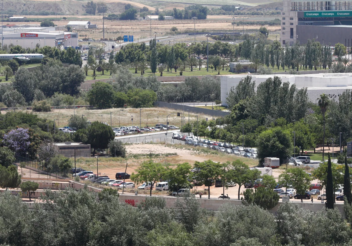 Solar valdío donde en el corazón del parque de Miraflores en Córdoba