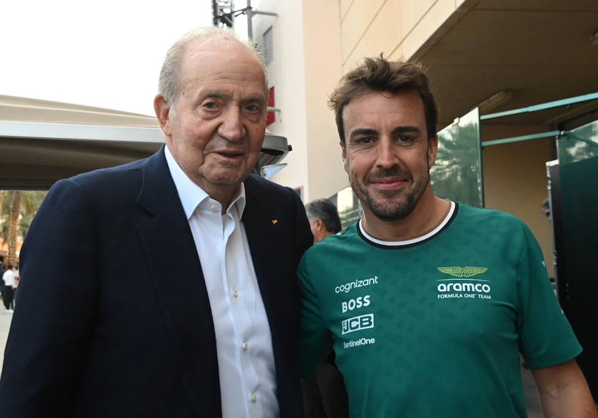 Don Juan Carlos, en Baréin con Fernando Alonso y Carlos Sainz para el arranque del Mundial de Fórmula 1