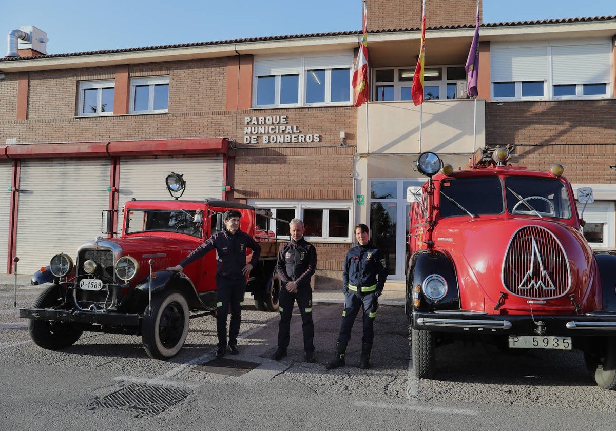 El 'abuelo' y la 'abuela' en el Parque de Bomberos de Palencia