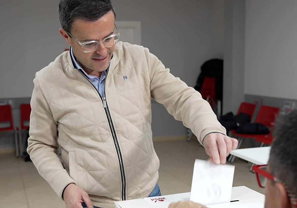 Miguel Ángel Gallador ejerciendo su derecho a voto en el proceso de primarias del PSOE Extramadura este sábado