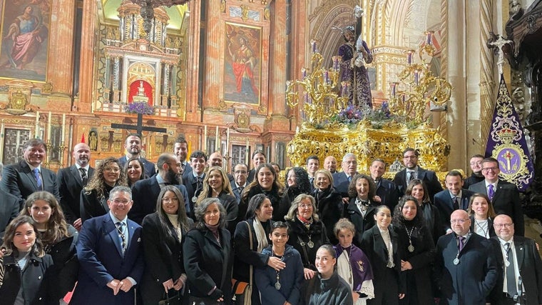 Hermanos de la cofradía con el Señor del Calvario, tras la misa