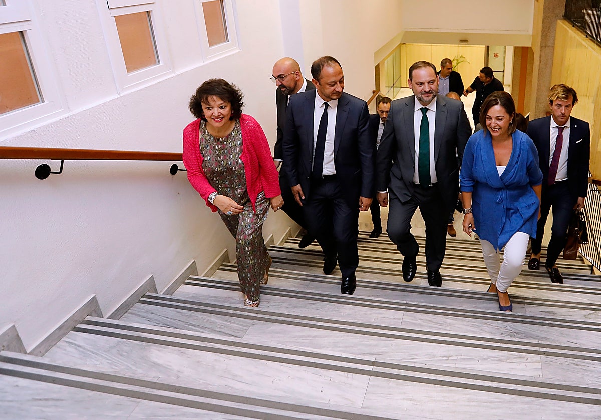 Koldo (a la izquierda, tras Rafi Valenzuela), con el ministro Ábalos y la exalcaldesa Ambrosio