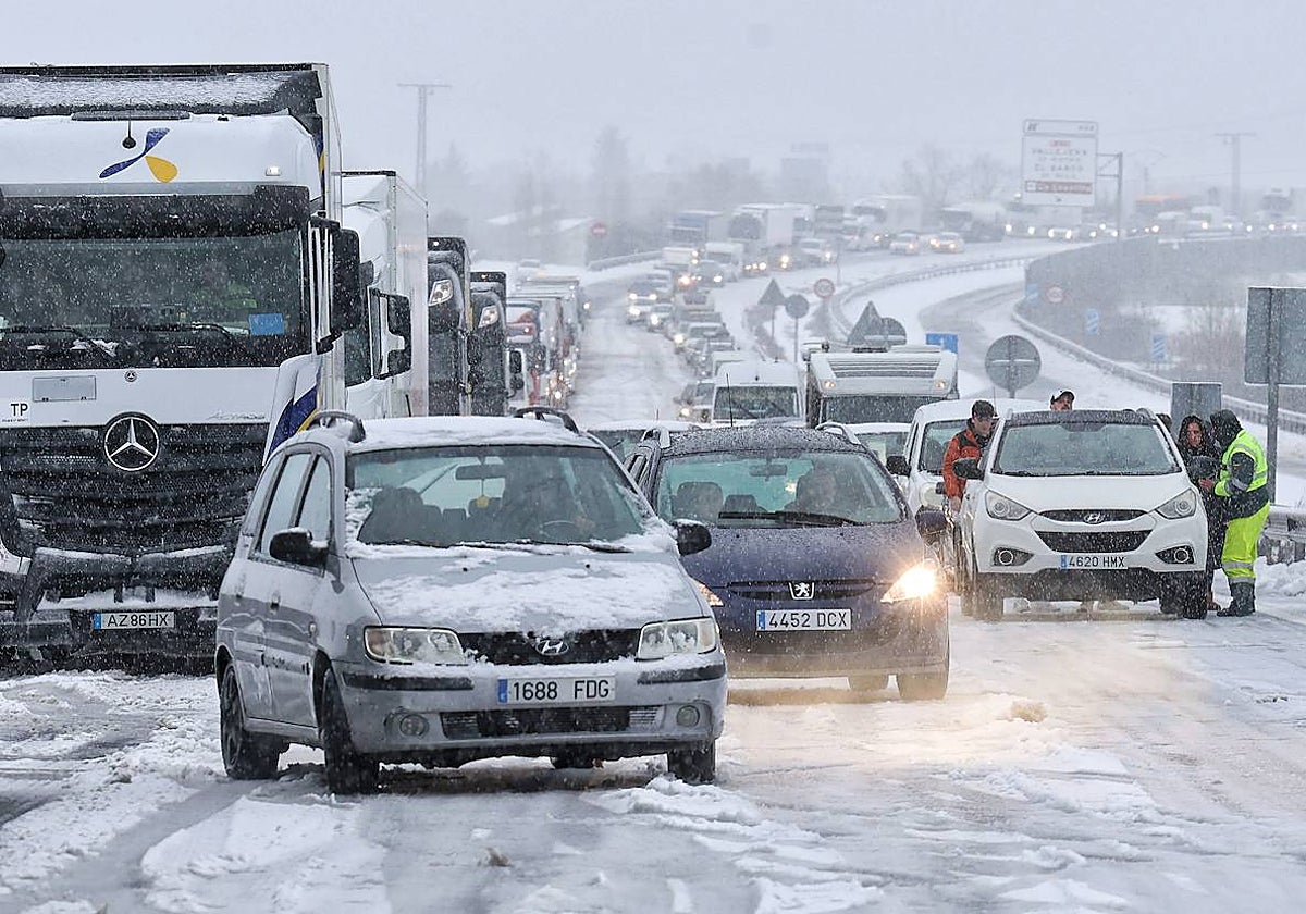 Carretera A-66 a su paso por la provincia de Salamanca, cubierta de nieve y cortada al tráfico, este sábado