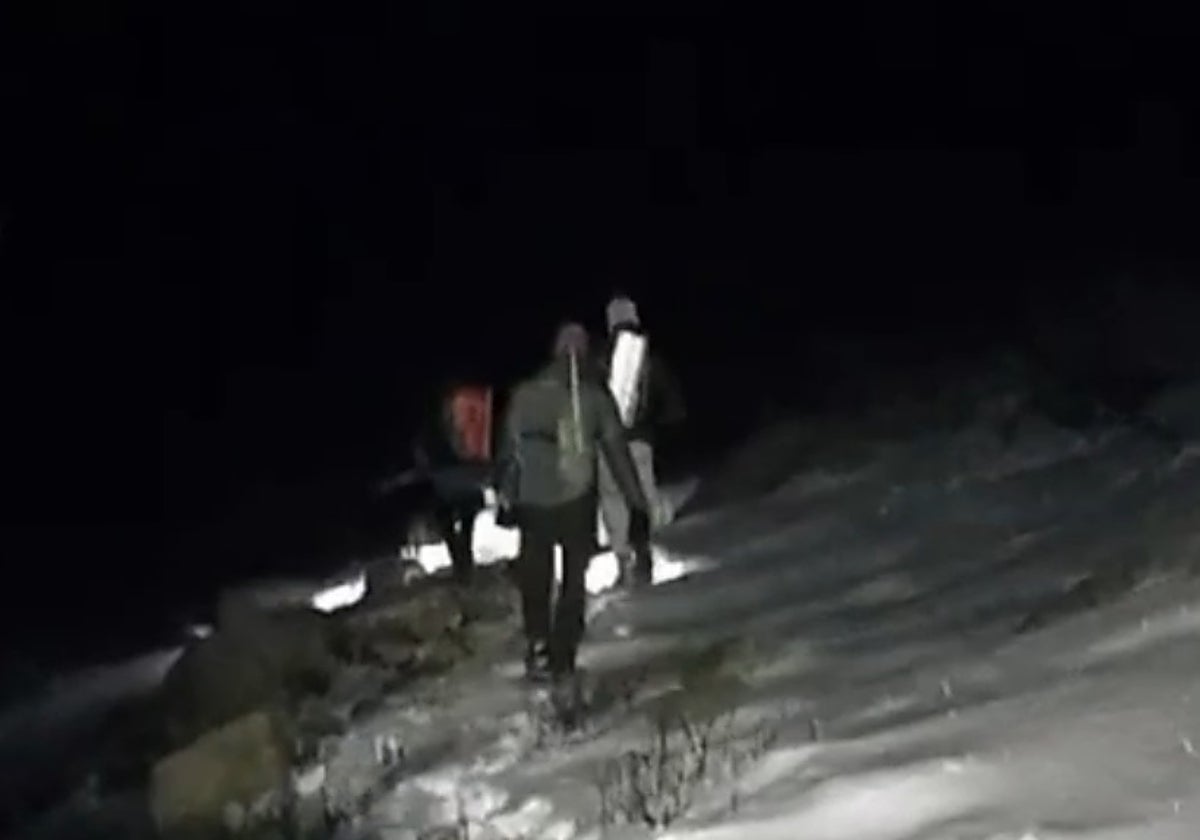 Así ha sido el rescate de madrugada de tres montañeros aislados en un refugio sin techo y rodeados de nieve en Ávila