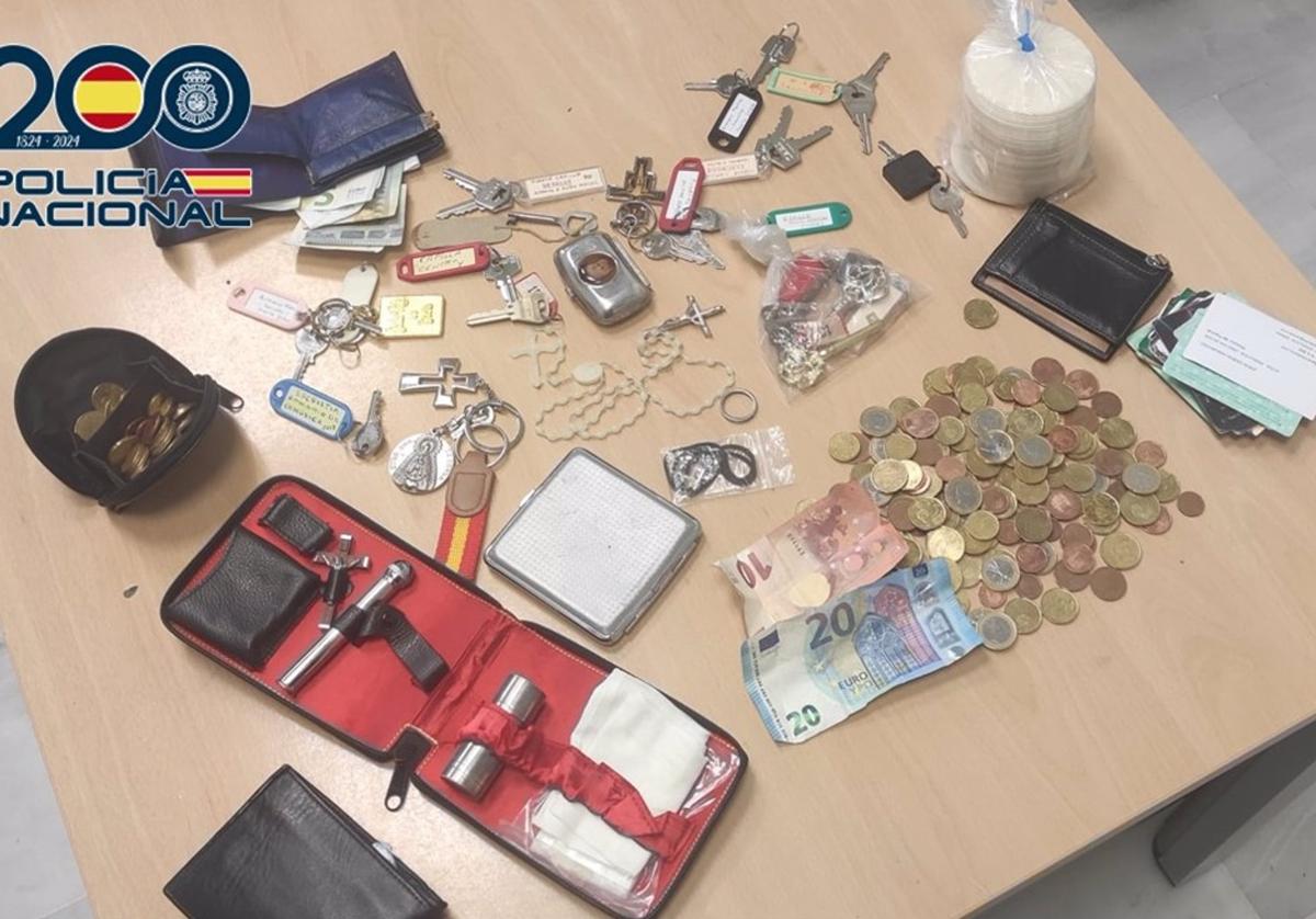 Dinero y efectos encontrados en la mochila del detenido en Granada