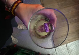 «¿Cómo puede llegar un anillo vibrador (sexual) al vaso de un restaurante?»: una foto a debate en redes