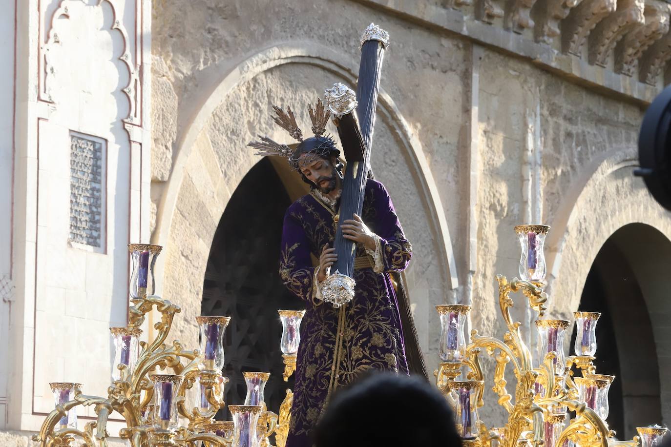 Fotos: La elegante procesión triunfal del Señor del Calvario en Córdoba