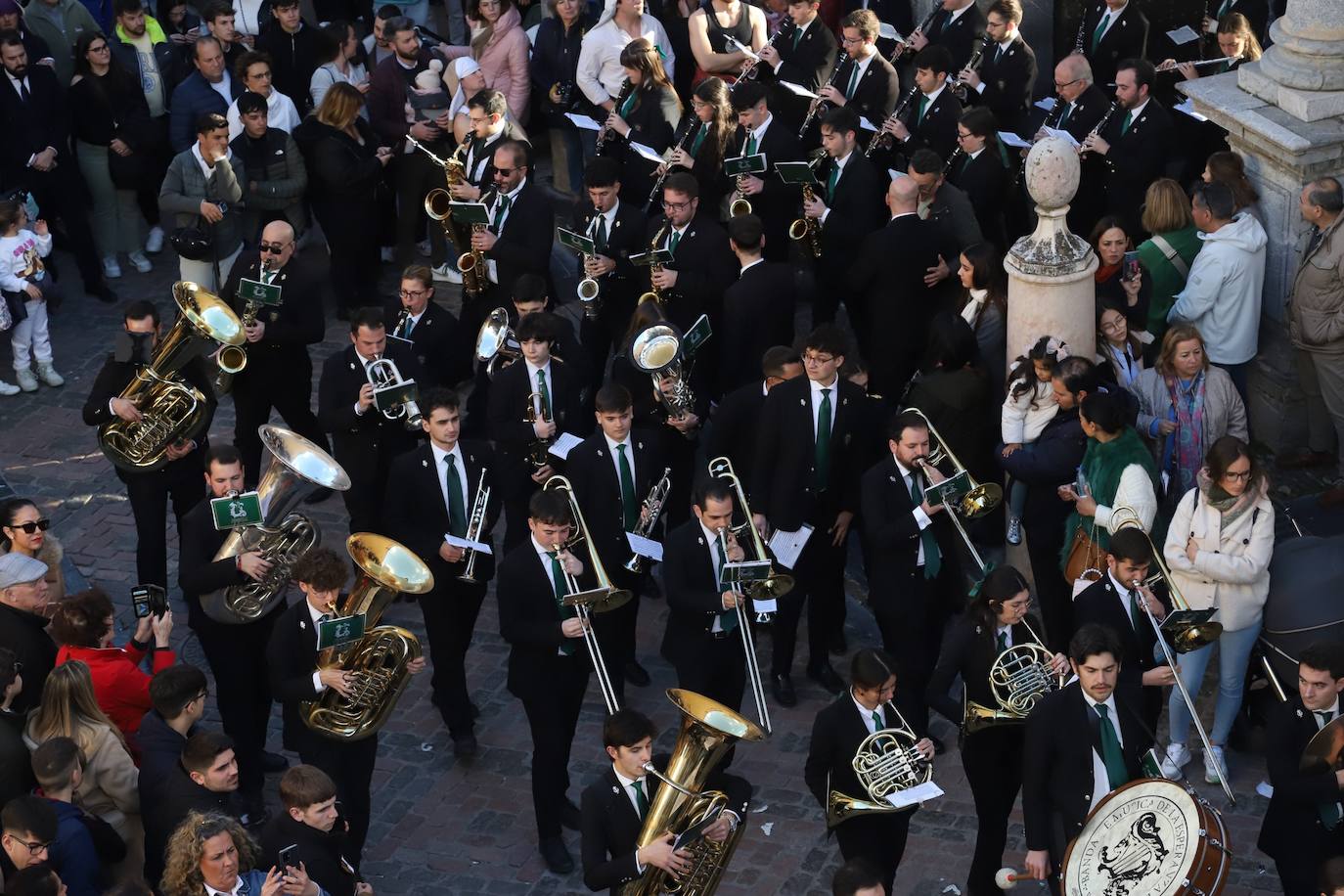 Fotos: La elegante procesión triunfal del Señor del Calvario en Córdoba