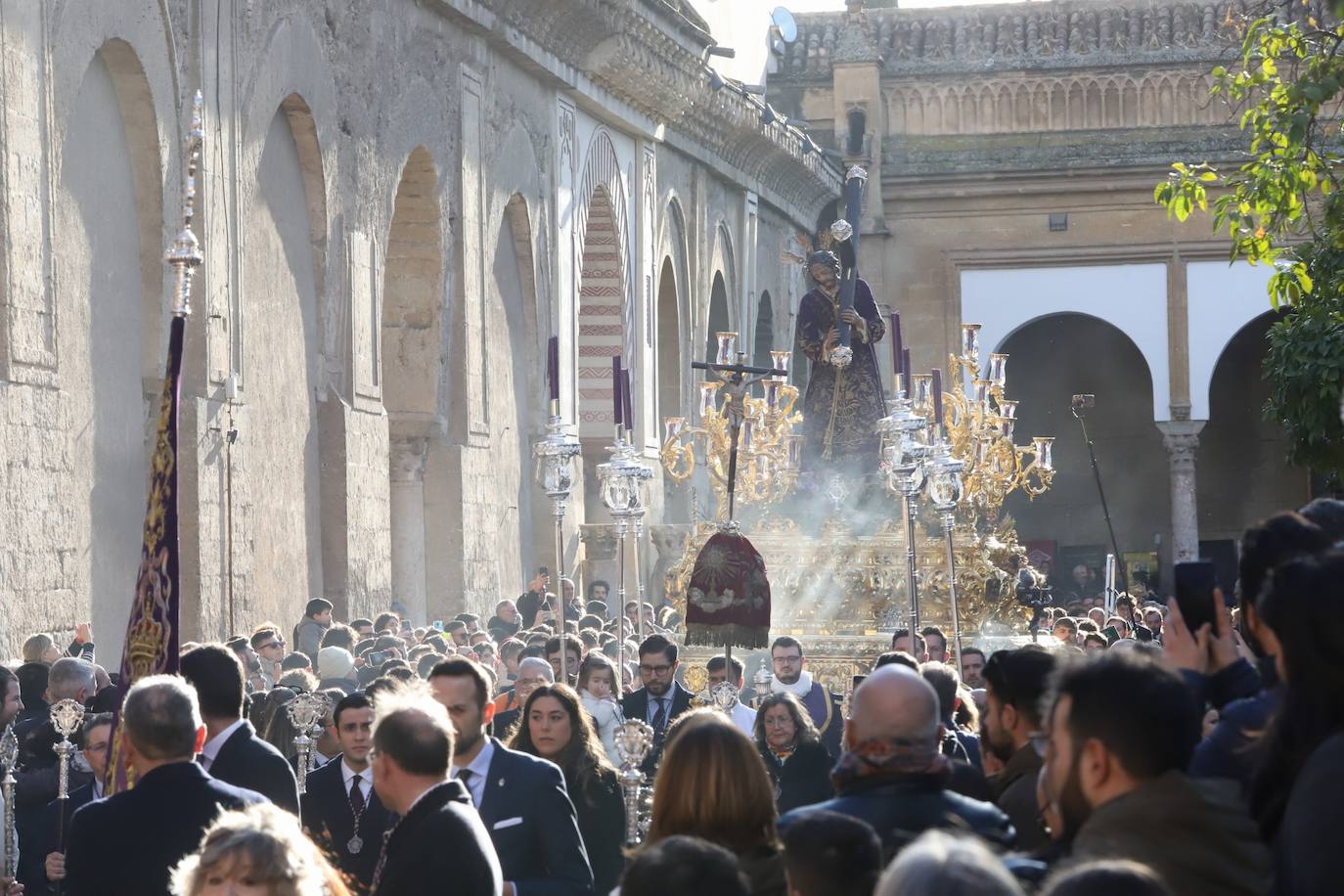 Fotos: La elegante procesión triunfal del Señor del Calvario en Córdoba