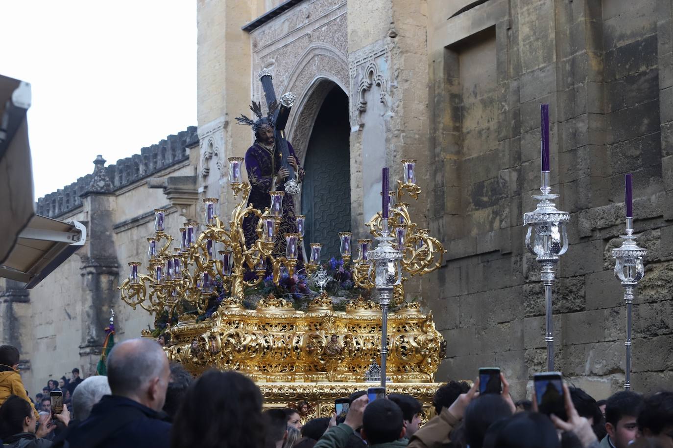 Fotos: La elegante procesión triunfal del Señor del Calvario en Córdoba