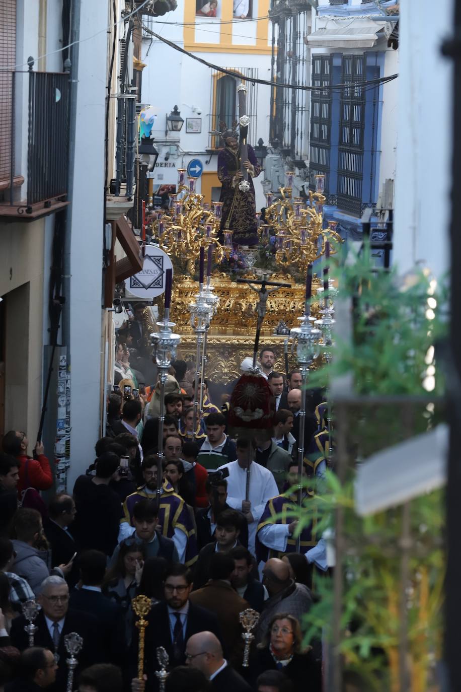 Fotos: La elegante procesión triunfal del Señor del Calvario en Córdoba