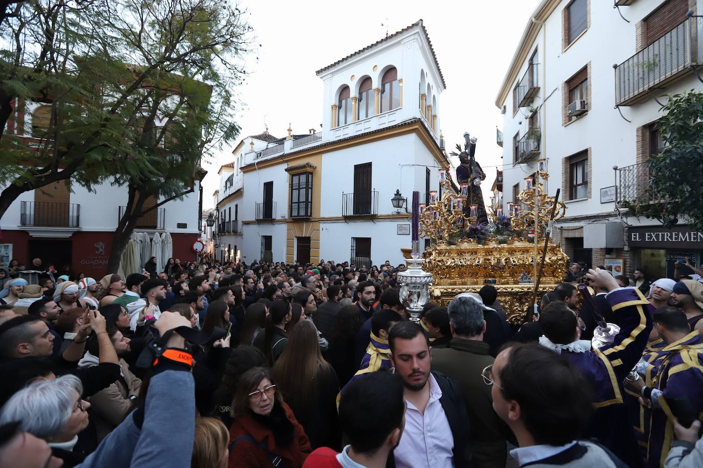 Fotos: La elegante procesión triunfal del Señor del Calvario en Córdoba