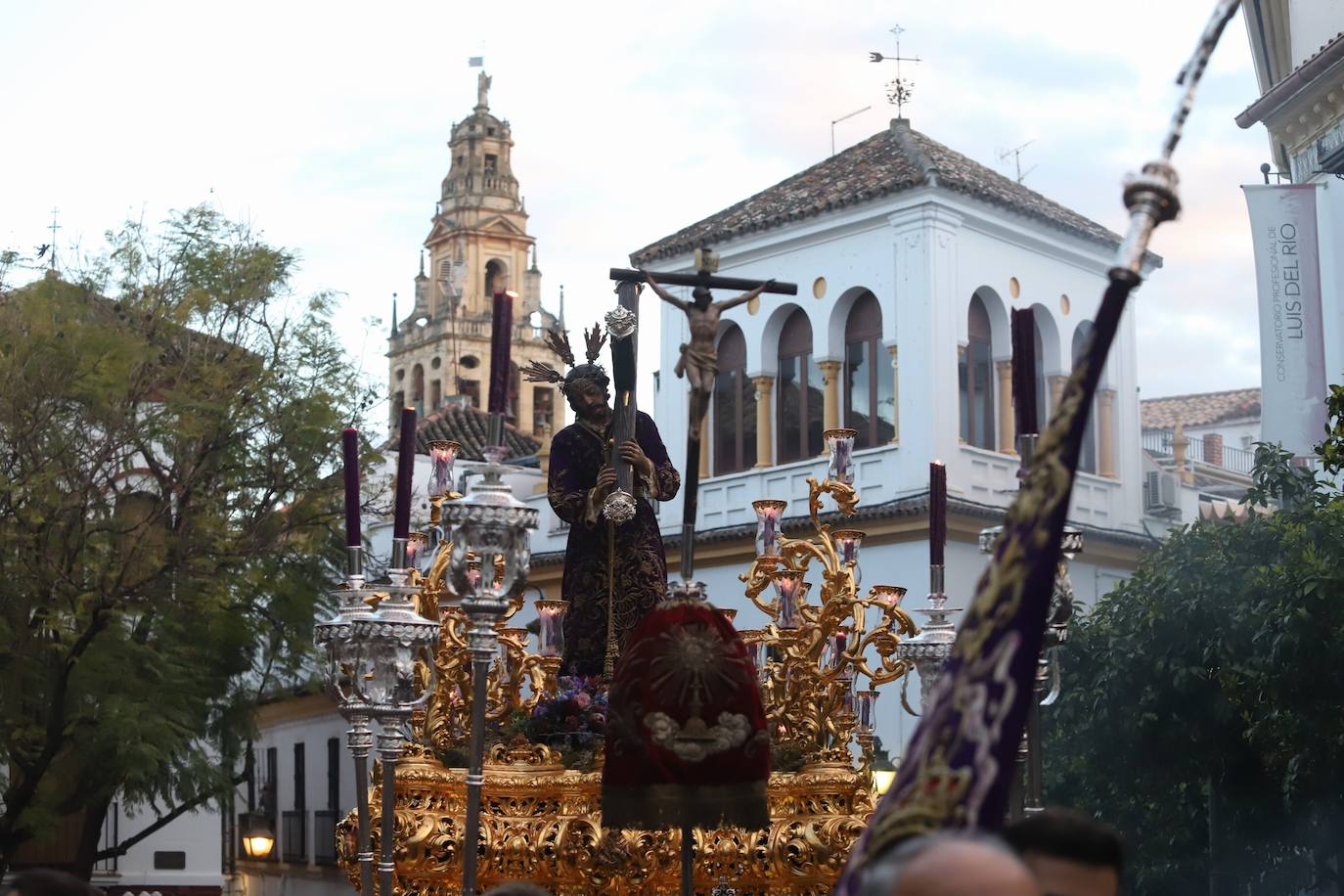 Fotos: La elegante procesión triunfal del Señor del Calvario en Córdoba