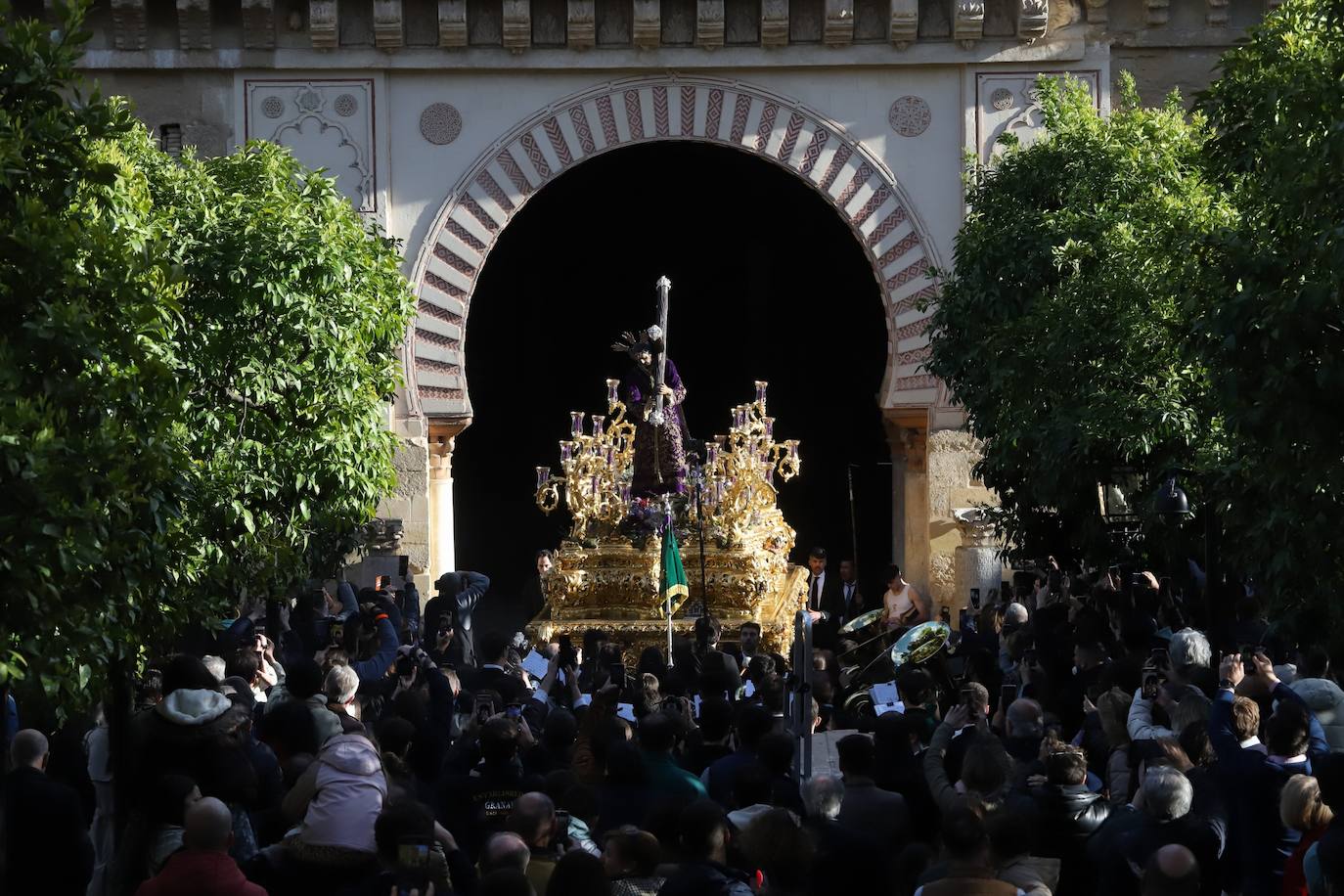 Fotos: La elegante procesión triunfal del Señor del Calvario en Córdoba