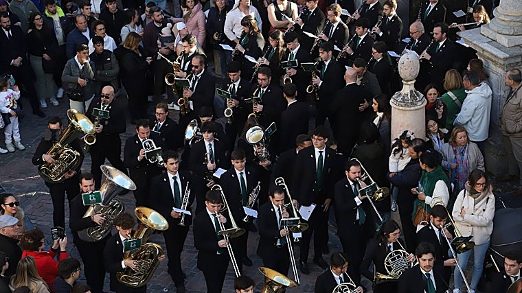 Los músicos de la Esperanza acompañaron al Señor del Calvario