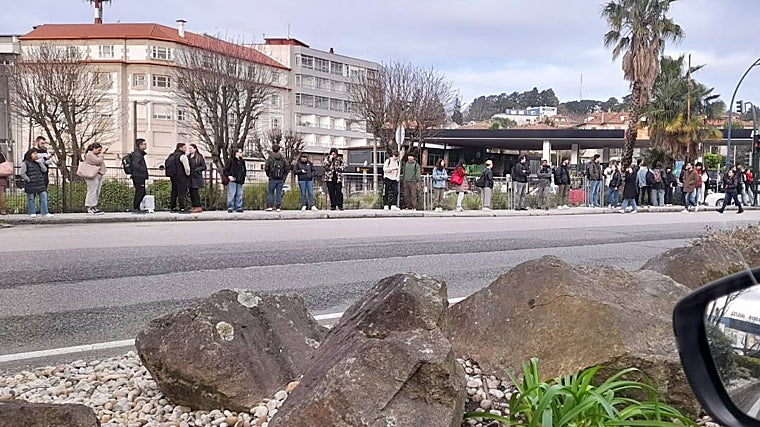 Estudiantes que se quedaron más de una hora 'tirados' en la plaza de España sin poder coger un autobús hacia la universidad