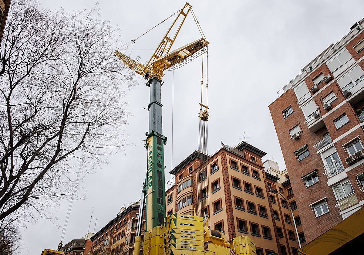 La grúa en la calle de Cavanilles, antes de ser retirada