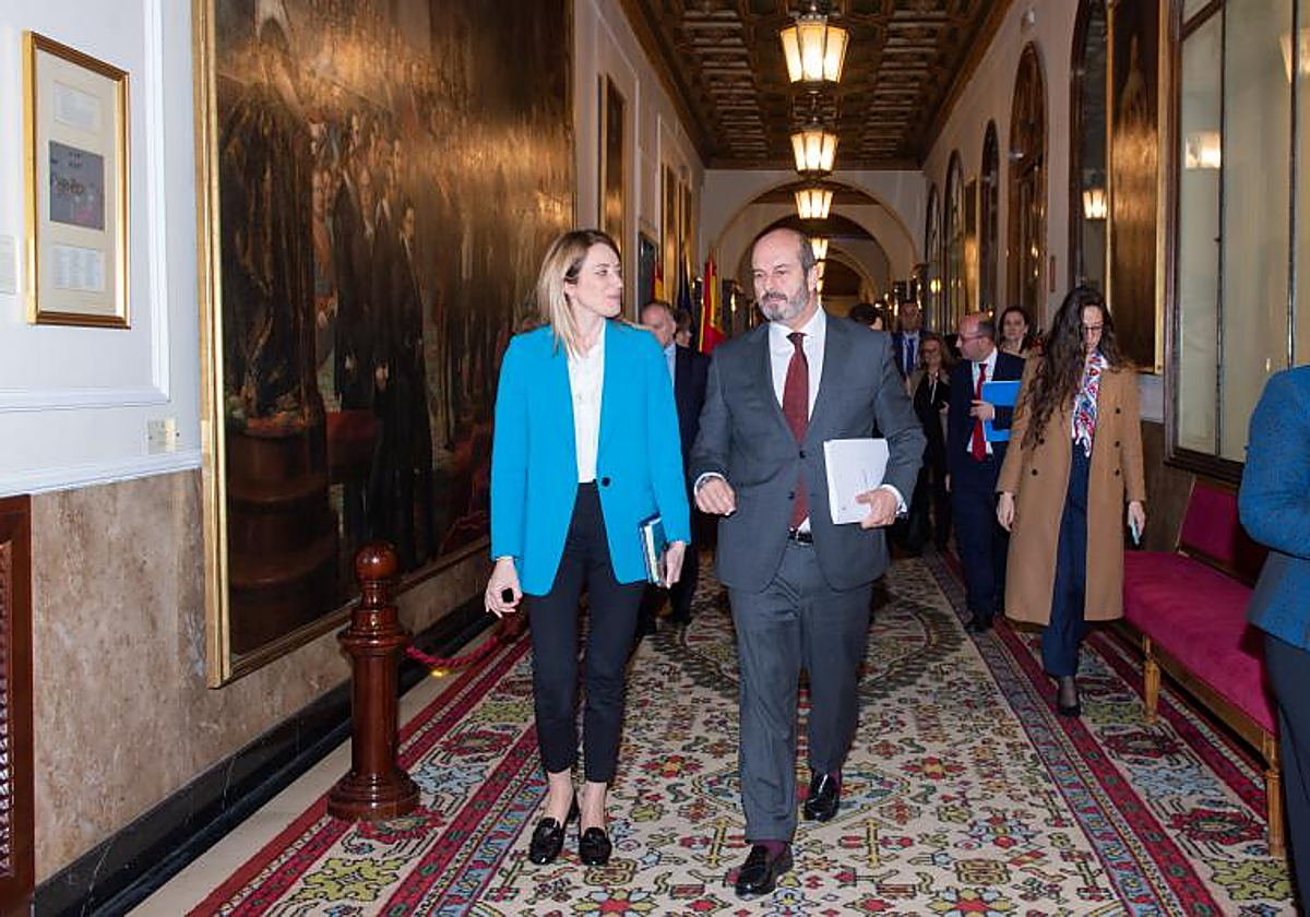 Pedro Rollán, presidente del Senado, conversa en los pasillos de la Cámara Alta con la presidenta del Parlamento Europeo, Roberta Metsola, la semana pasada